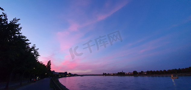 莱茵长廊日落时的粉红色天空