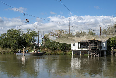 网队摄影照片_码头和渔网的渔房。