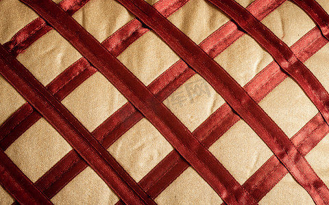 任何场合的红色织物亚麻布纺织品丝绸或缎子织物背景的特写摘要，具有交叉对角线图案。