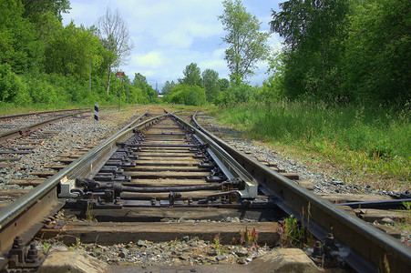 交叉箭头摄影照片_旧的和废弃的铁路线上的可调箭头。