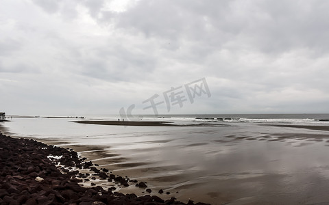 国潮云纹海浪摄影照片_美丽的热带海滩日落天空和海浪在阴雨多云的阴天形成一种安静的沉默大气情绪。