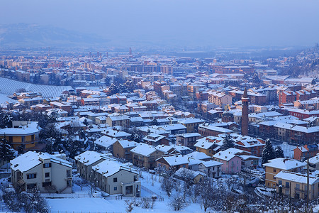 傍晚被雪覆盖的小镇。