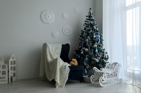 冬天简约摄影照片_新年假期或庆祝活动、心情、时尚的圣诞简约内饰、圣诞树