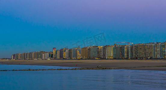 Blankenberge 的海岸线是比利时著名的海滩城市，夜间照亮了比利时的城市建筑