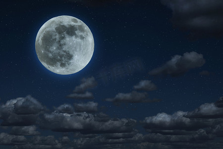 月亮云彩摄影照片_夜晚的月亮和云彩。