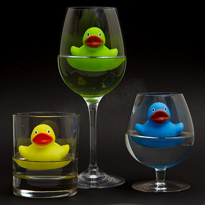 可爱鸭摄影照片_不同眼镜中的绿色、黄色和蓝色橡皮鸭