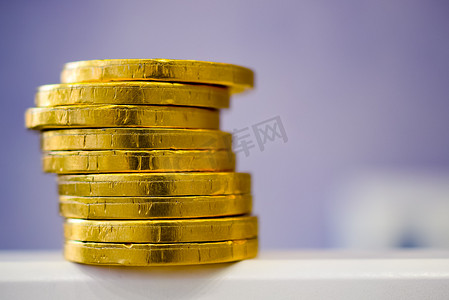 金箔金属摄影照片_假币-金箔覆盖的硬币形式的巧克力