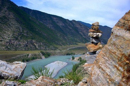 河弯摄影照片_山顶的索克拉尔金字塔，以绿松石色的卡吞河弯为背景。