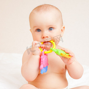 积木玩具卡头摄影照片_有长牙玩具的婴儿