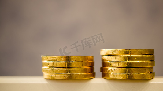 假币-金箔覆盖的硬币形式的巧克力