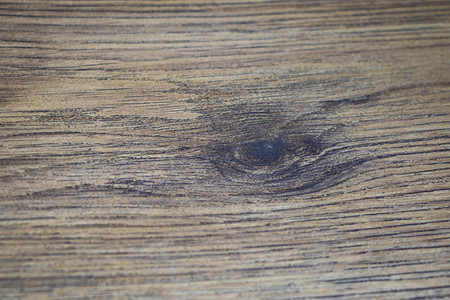 木棕色纹理，深色墙壁背景，木桌顶视图。