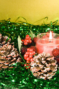 千库网飘带千库摄影照片_点燃蜡烛的圣诞装饰品