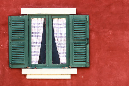 红墙上挂着窗帘的旧绿窗，右边有复制空间