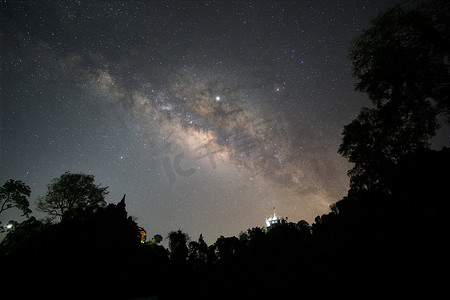 银河照片摄影照片_山顶树影之上的银河