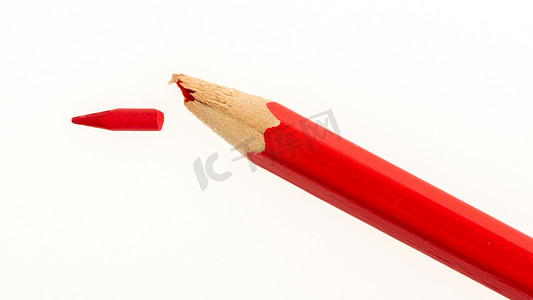 铅笔摄影照片_白纸上断了的铅笔