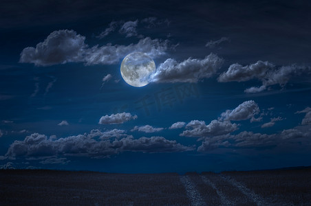 夜晚的月亮和云彩。