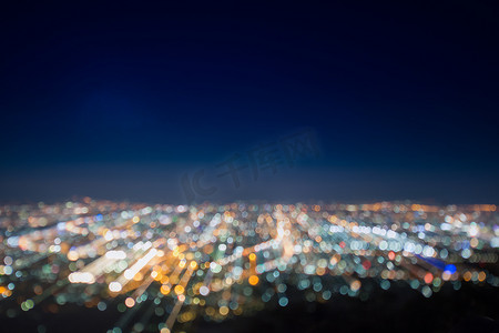城市夜景模糊摄影照片_抽象，美丽的城市夜景，散景灯