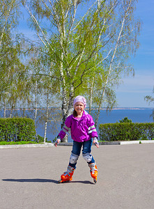 溜冰公园摄影照片_小女孩在旱冰鞋上溜冰
