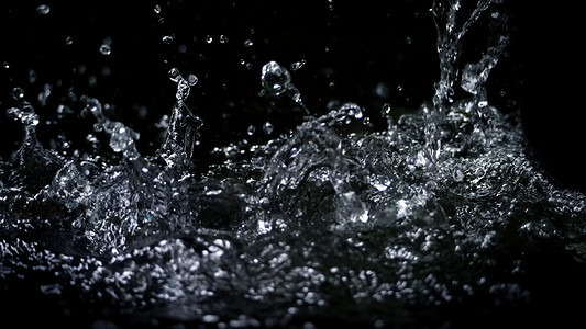 饮用水液体波浪飞溅的模糊图像