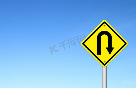 黄色警告标志 u-turn roadsign 有蓝天背景