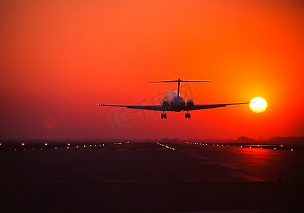 一架客机在夕阳的背景下起飞。