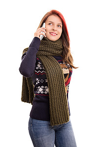 一个穿着冬装打电话的年轻女孩的画像