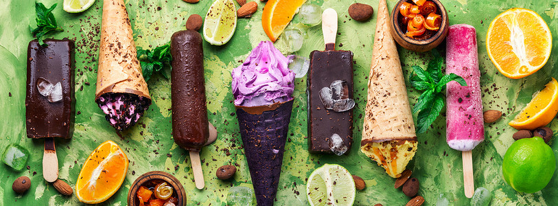 水果冰激凌摄影照片_巧克力和水果冰淇淋