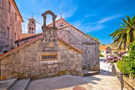 科尔丘拉岛历史悠久的石广场和教堂景观上的 Blato