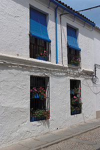 开窗房屋摄影照片_带四窗的两层地中海房屋的抹灰墙