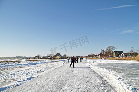 在荷兰乡村滑冰