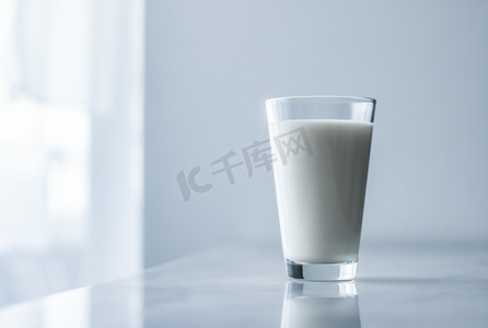 世界食物日摄影照片_世界牛奶日，大理石桌上满满的玻璃杯