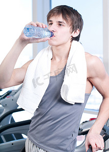 喝水的男人摄影照片_健身房喝水的男人