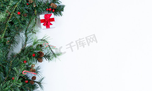 圣诞树树枝和装饰品在固体 wh 的左侧