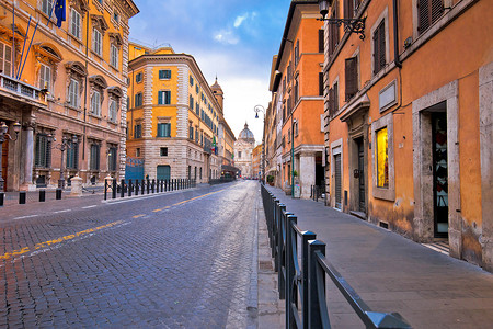 罗马黎明景色五颜六色的空荡荡的街道