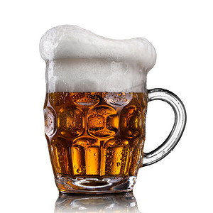 玻璃杯中的啤酒，水滴在白色上被隔离