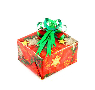 白色背景上带有绿色蝴蝶结的圣诞礼品盒