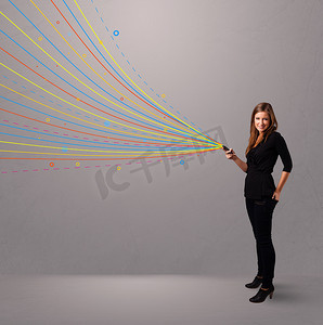 现代线条摄影照片_快乐的女孩拿着手机，上面有五颜六色的抽象线条