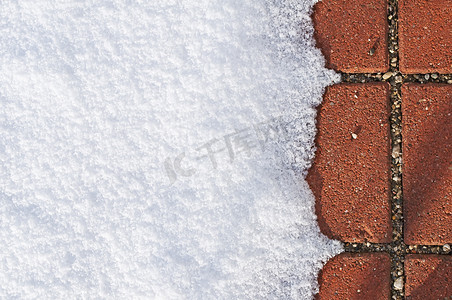雪与红色地板