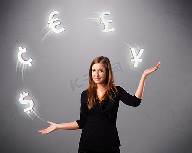 站着的人图标摄影照片_年轻女士站着玩弄货币图标