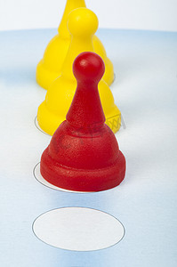 红色和黄色游戏棋子白色隔离