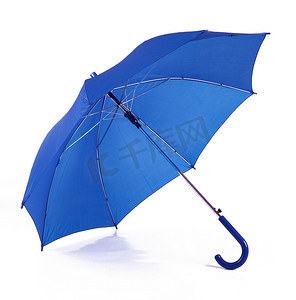 白色背景中孤立的蓝色雨伞