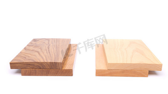 两块木板（金合欢、橡木）和两块木板（榆木、酸橙）
