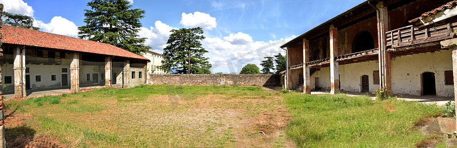 降解摄影照片_意大利布雷西亚乡村一座废弃的旧农舍