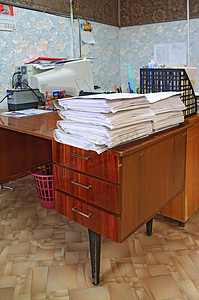 办公室桌上的一堆文件