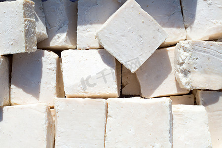 传统制造的肥皂赢得白色立方体