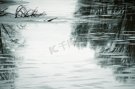 冰池塘摄影照片_冬天的池塘