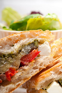 巴塔尼摄影照片_恰巴塔帕尼尼三明治配蔬菜和羊乳酪