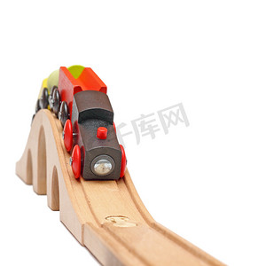 玩具火车轨道摄影照片_桥上的木制火车