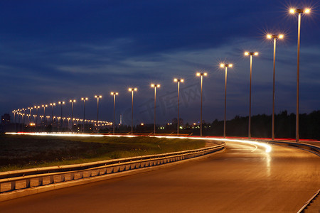 高速公路摄影照片_桅杆照明，夜间高速公路，道路照明。