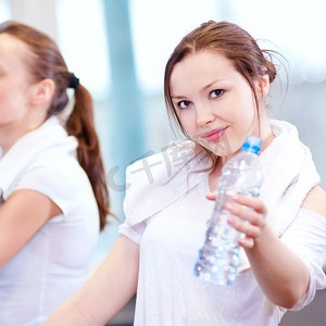 女性运动后喝水